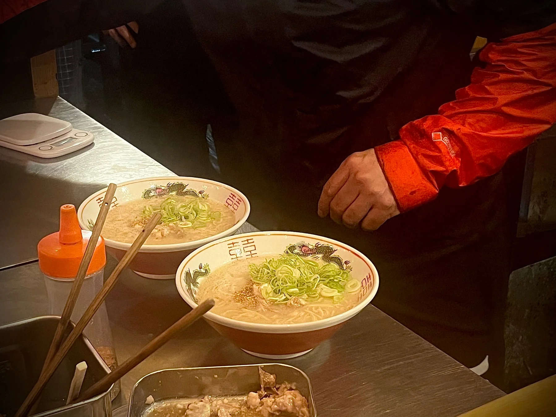 ラーメン店のカウンターに並べられた2杯のラーメン
