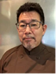 眼鏡と髭を蓄えたアジア人男性のポートレート