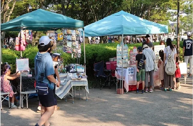 公園で開催されているフリーマーケット
