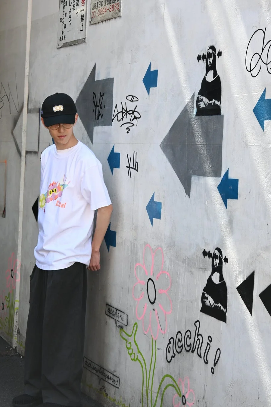 EhtelロゴTシャツを着た人物