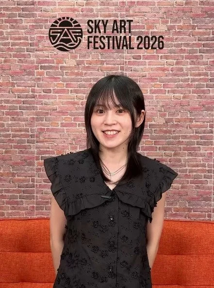 SKY ART FESTIVAL 2026のロゴと女性
