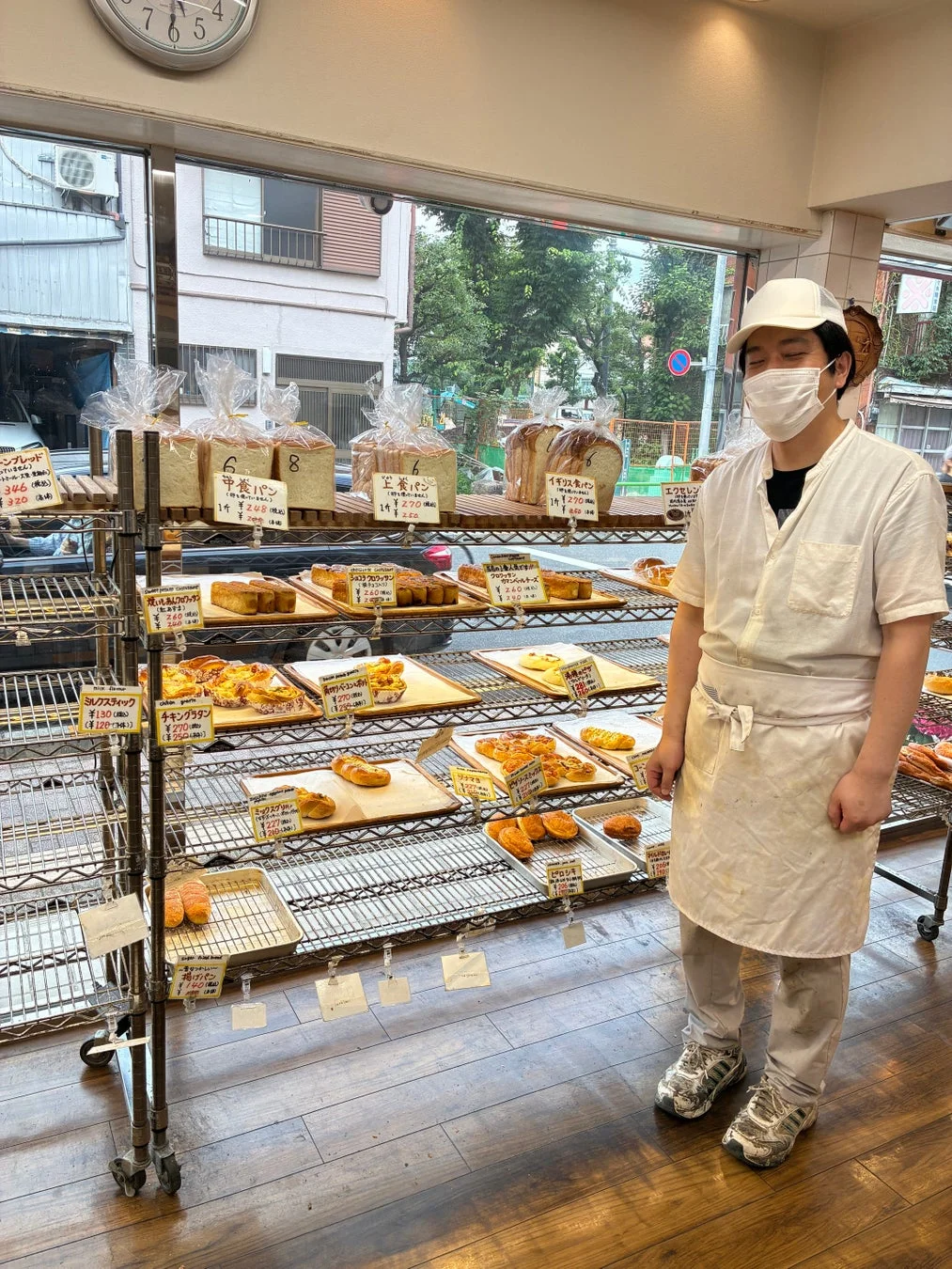 セキネベーカリーの店内とパン
