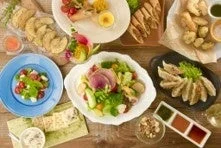 テーブルに並べられたヴィーガン料理の盛り合わせ