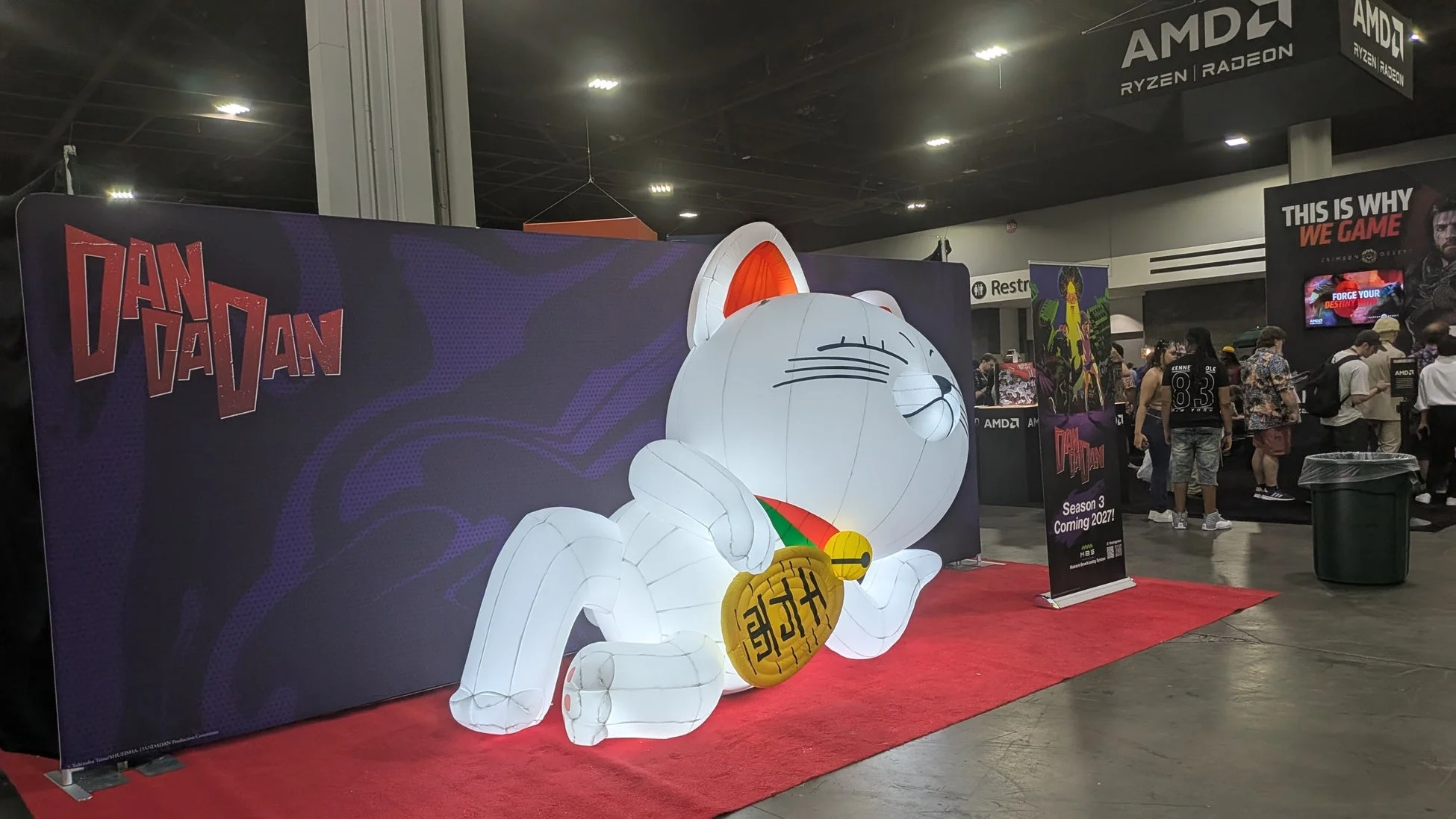『ダン・ダ・ダン』のバルーンがあるMomoCon会場
