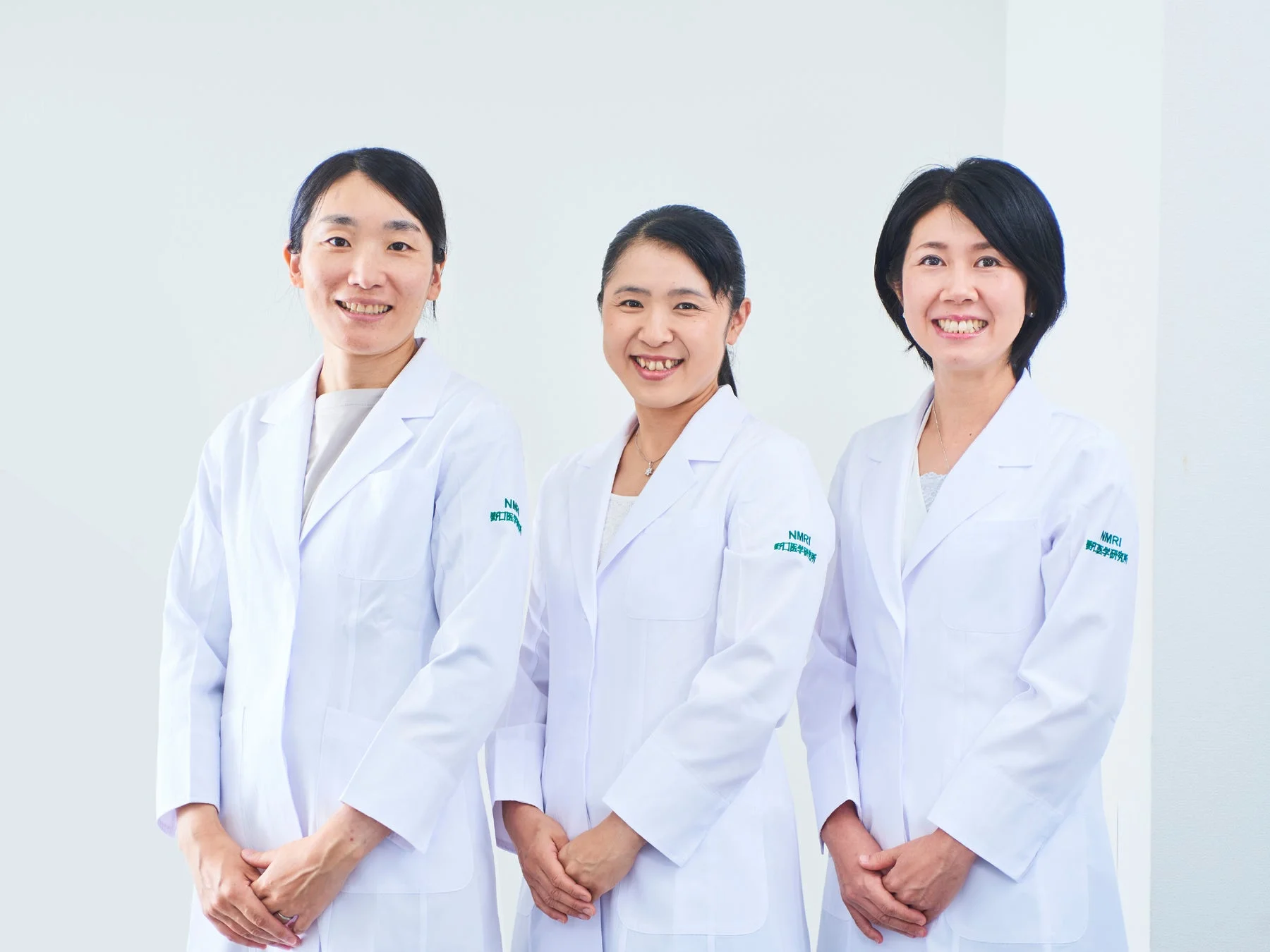 白衣の女性3人