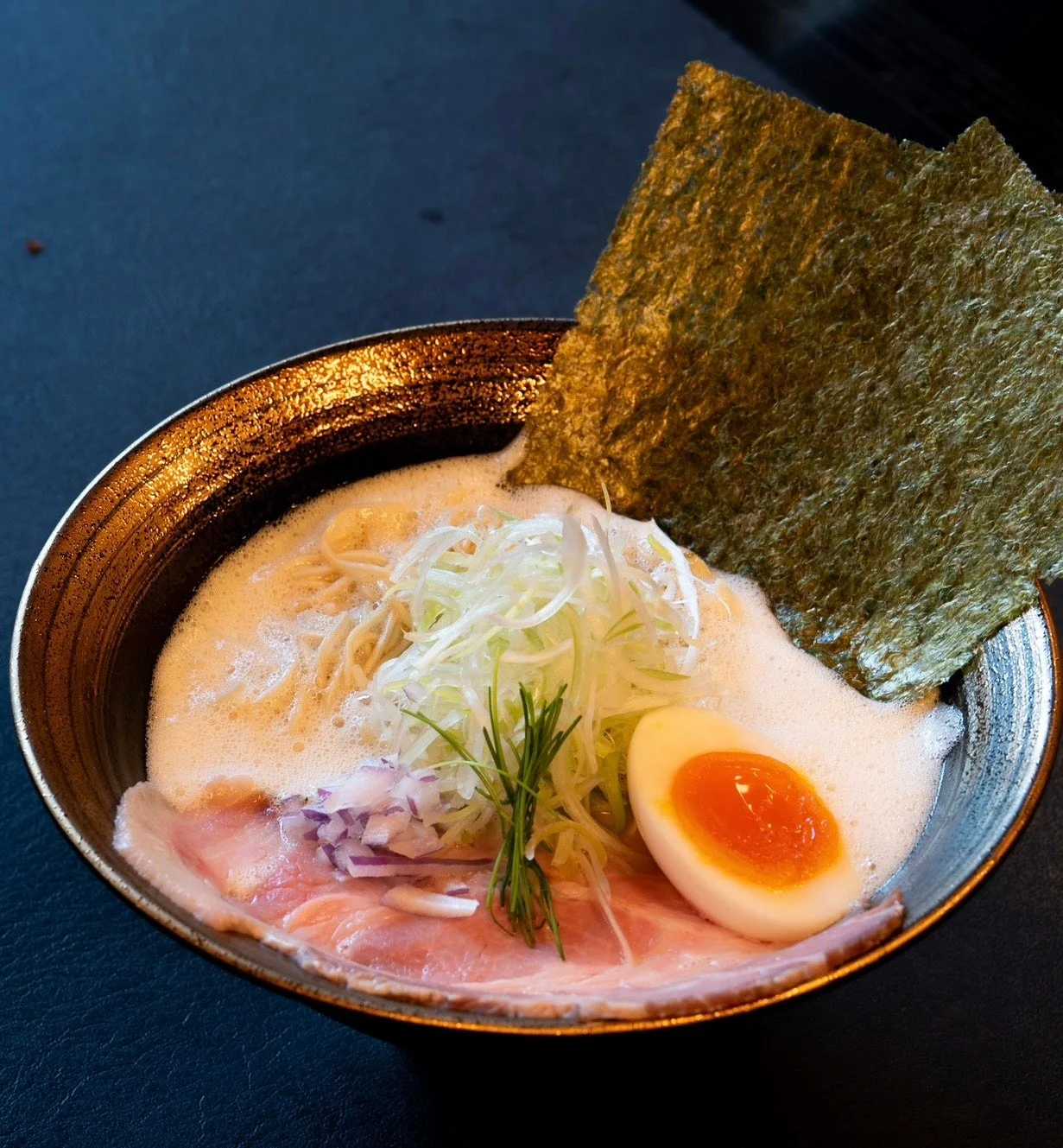クリーミーな泡立ちスープのラーメン