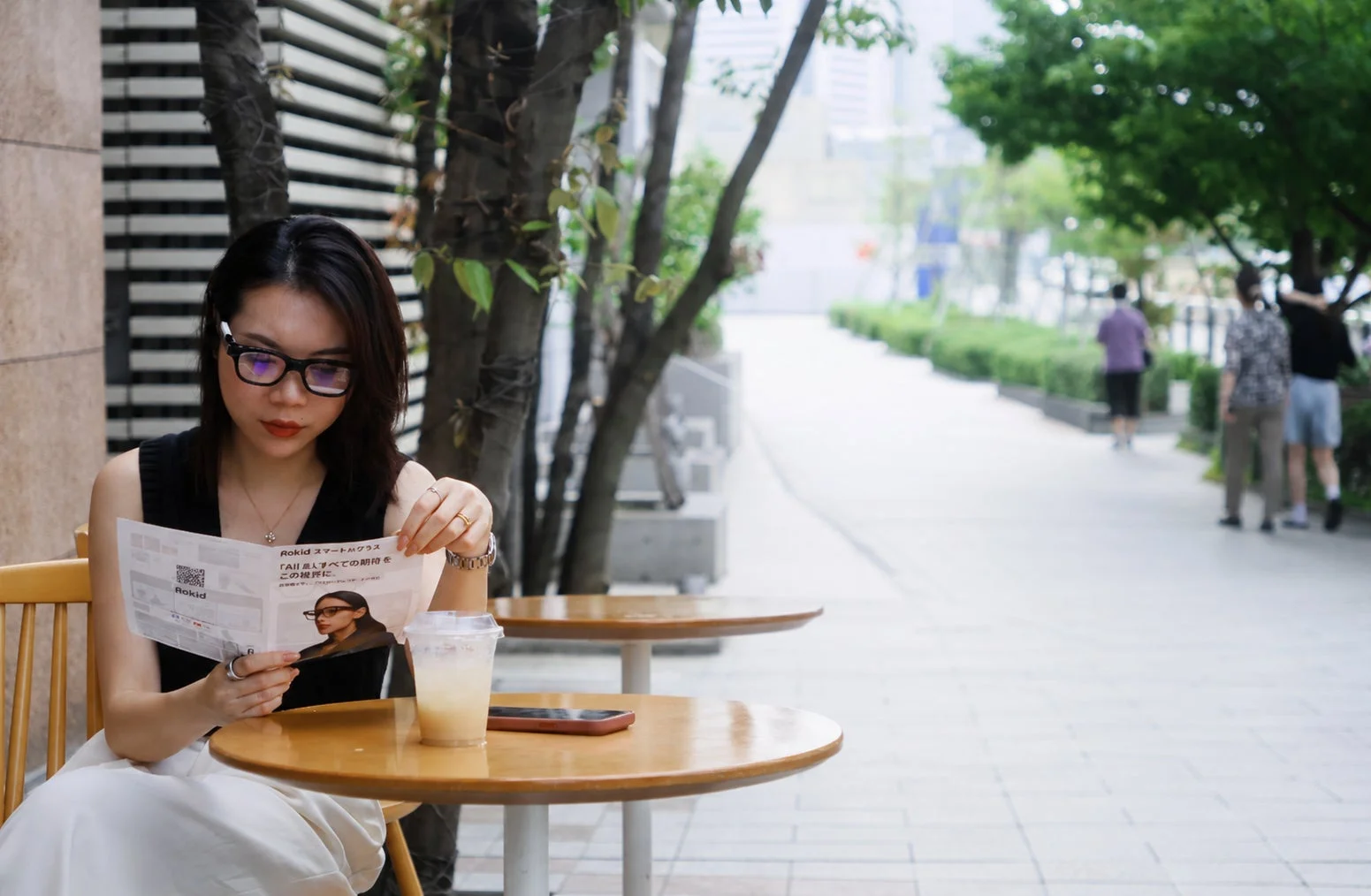 女性がRokidパンフレットを読む風景