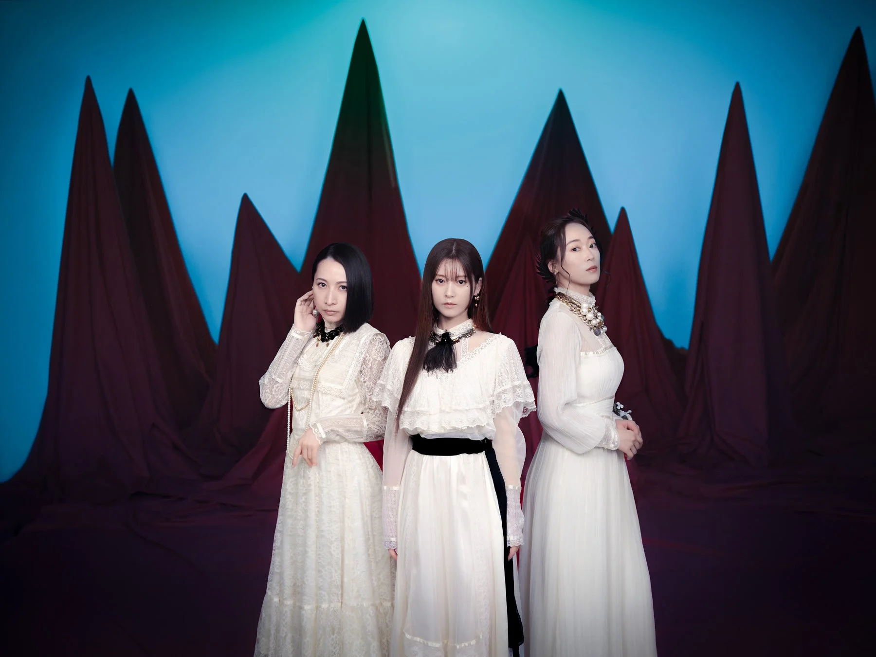 白いドレスを着たKalafinaの3人の女性