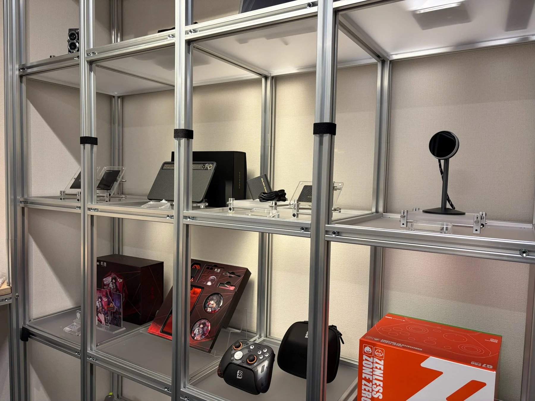 ゲーミングデバイスなどの展示