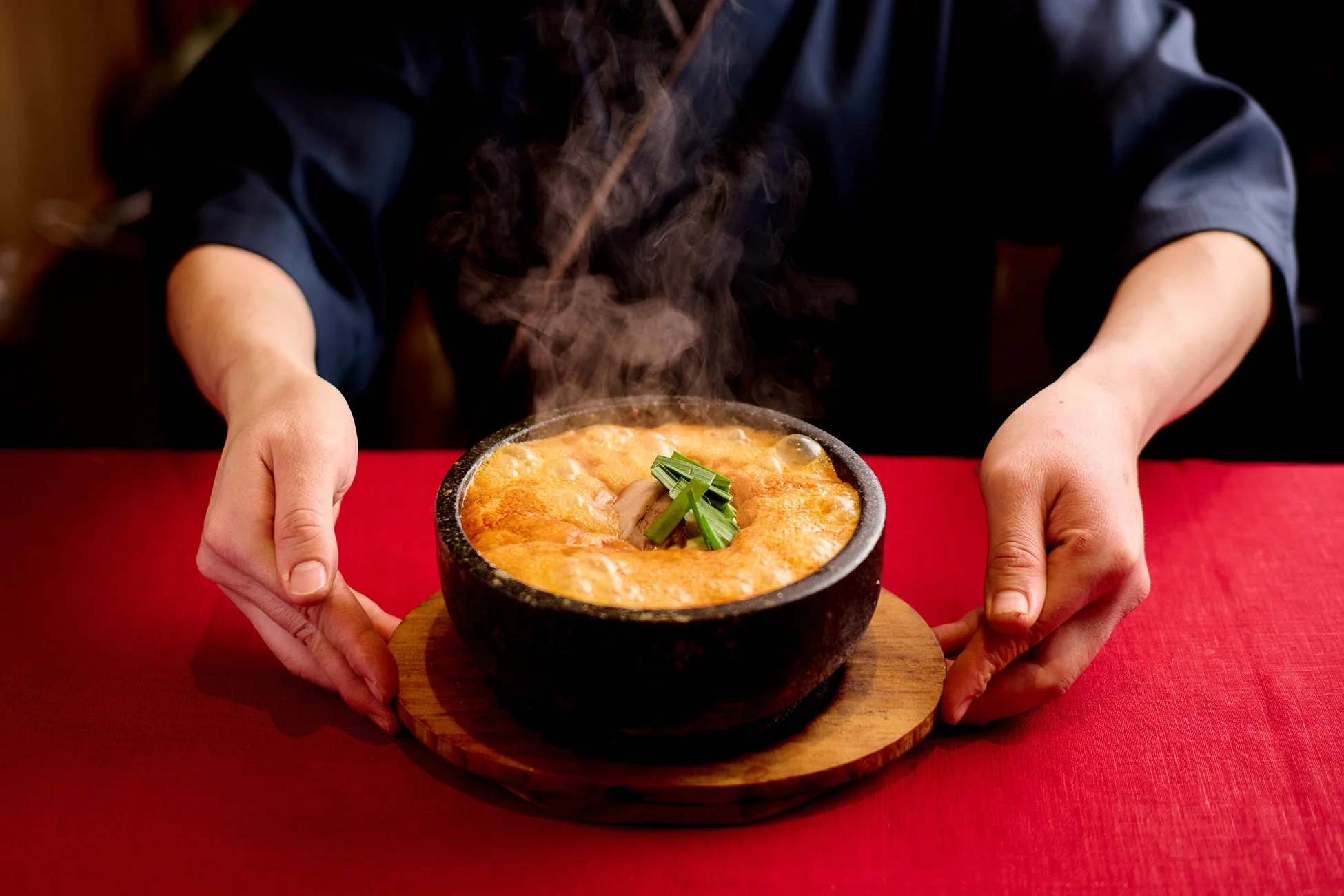 石鍋で提供される料理