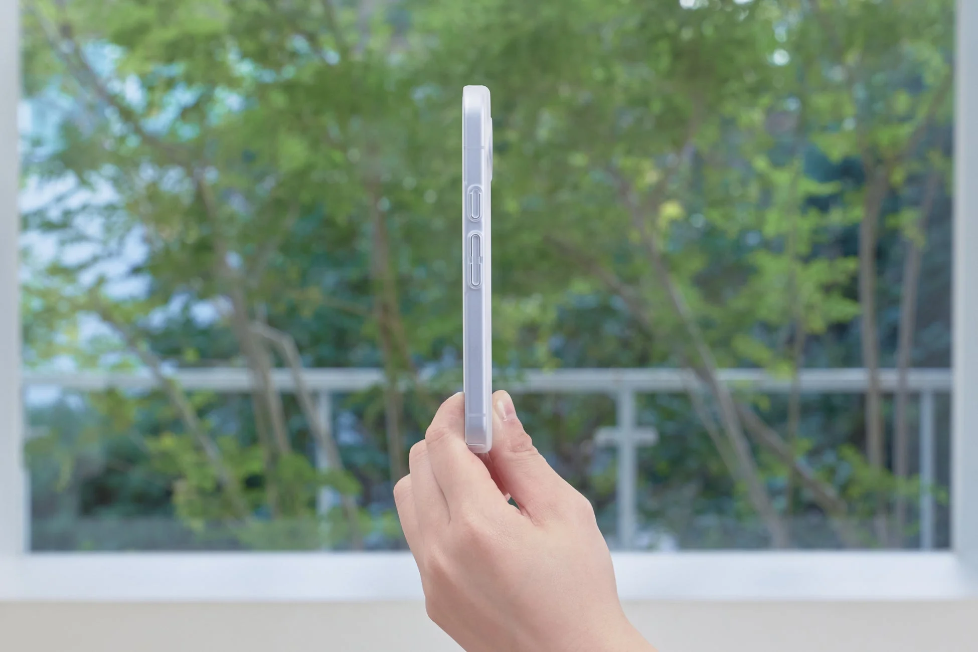 透明なスマホケースを装着したスマートフォンを横から見た構図