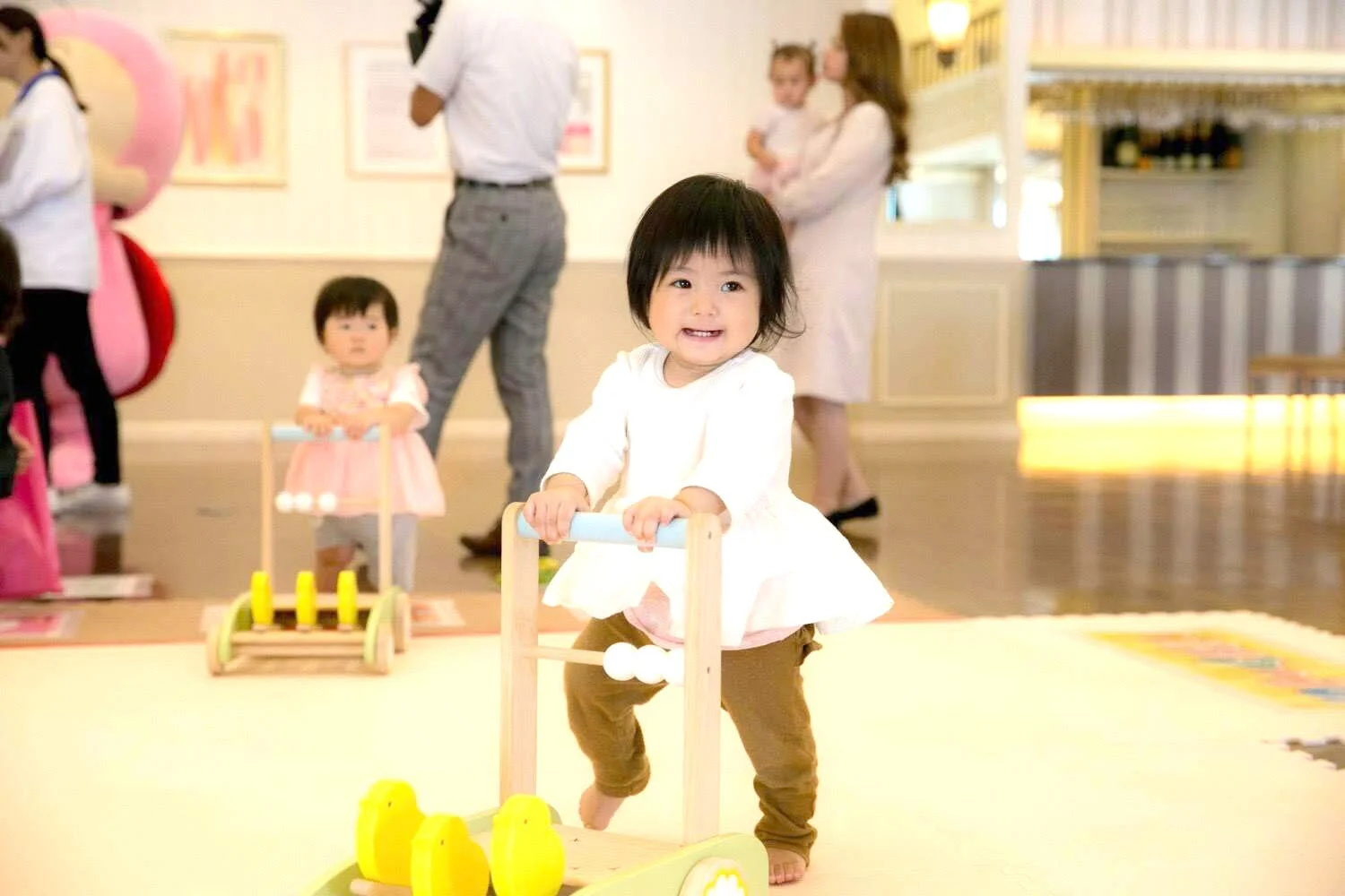 歩行器で遊ぶ赤ちゃん