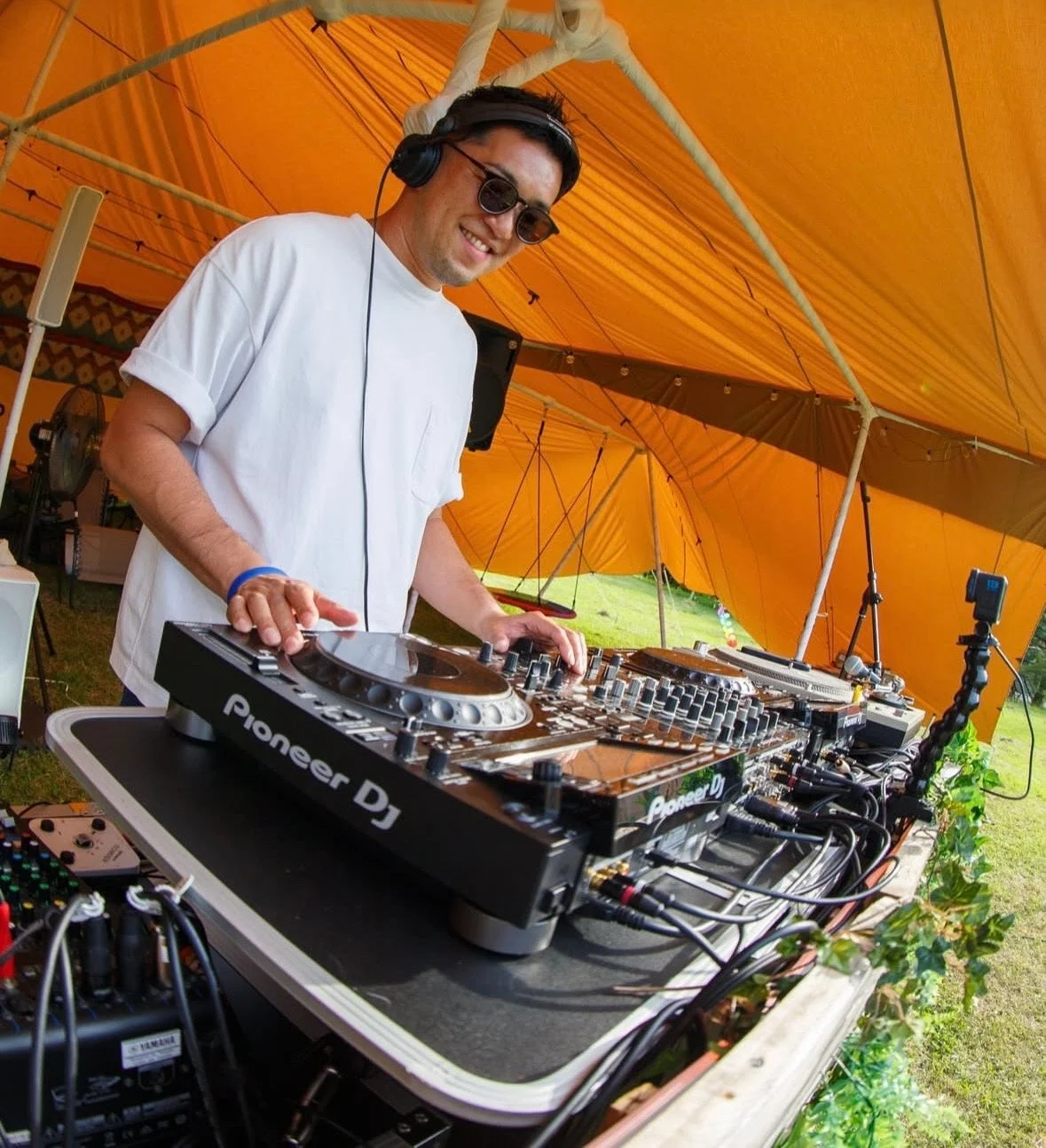 DJが音楽をかける野外イベントの様子