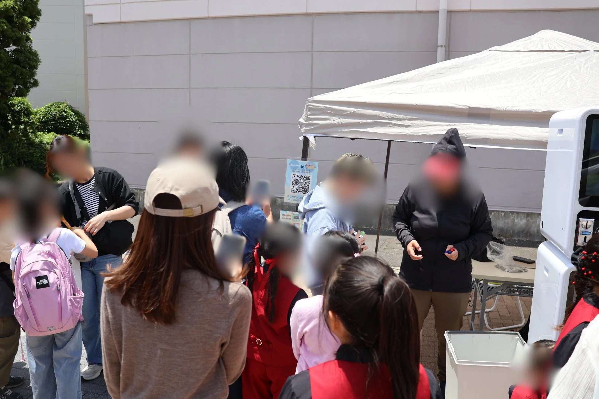 屋外イベント、人々、子供、テント、QRコード、交流、集まり、屋台、サービス
