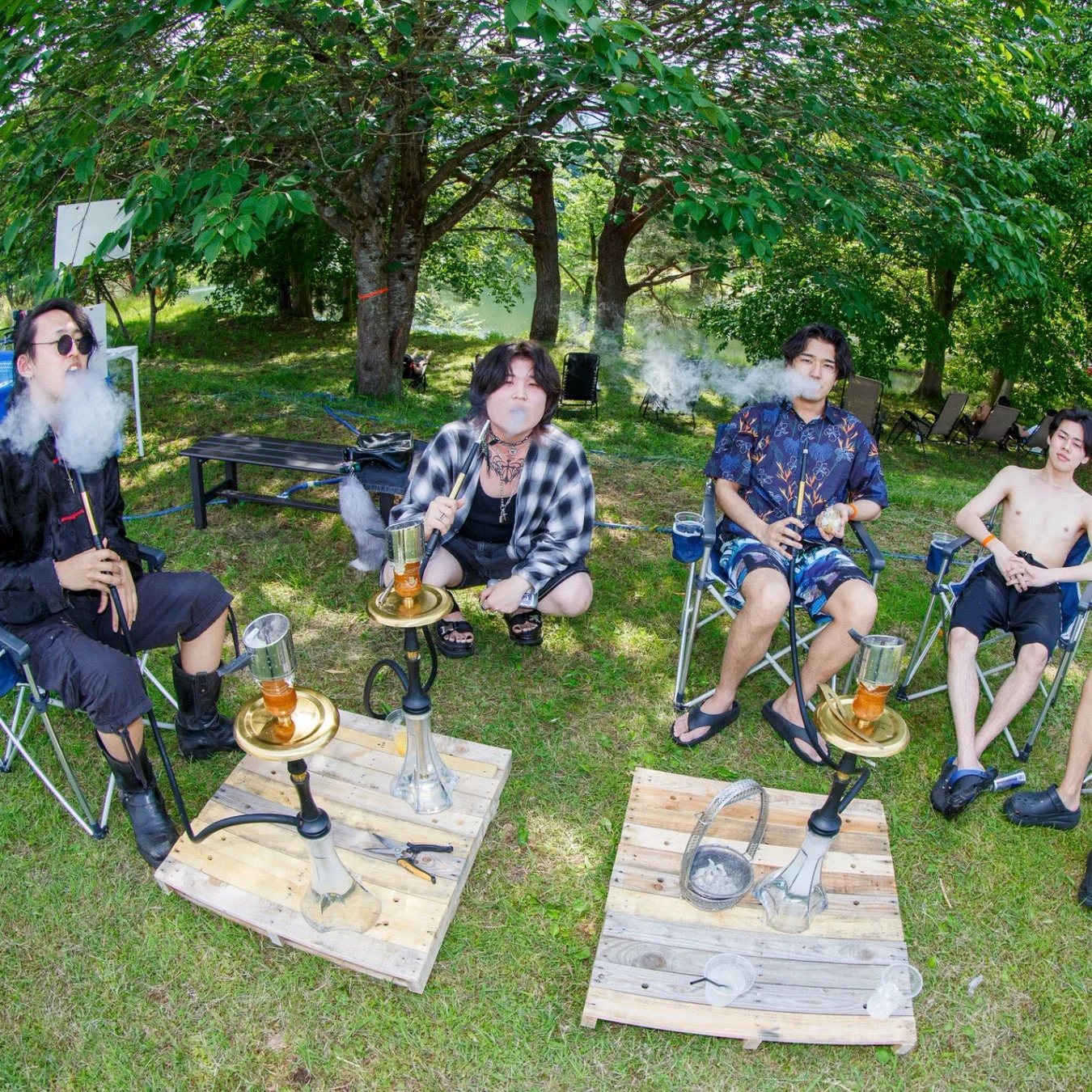 アウトドアで水タバコを楽しむ若者たち