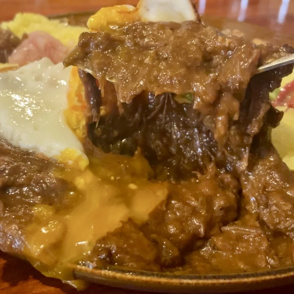 肉料理と目玉焼き