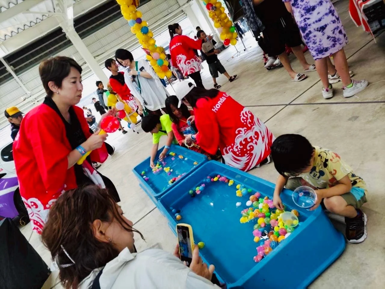 イベント,祭り,屋内イベント,ホンダ,子供,遊び,水遊び,家族,賑やか,楽しい,はっぴ,金魚すくい,縁日