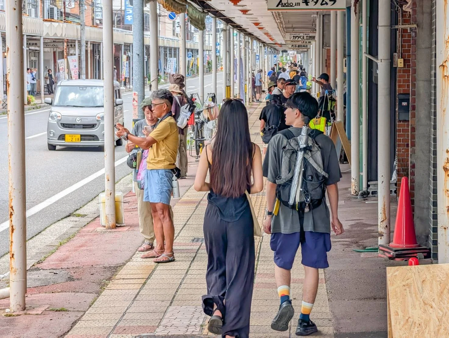 日本の街並みで賑わう人々