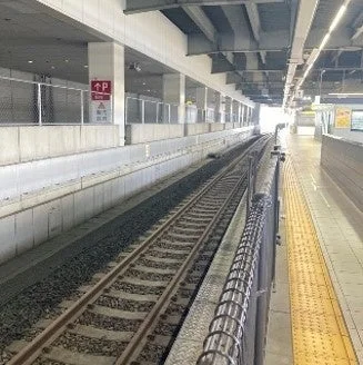 駅のホームと線路
