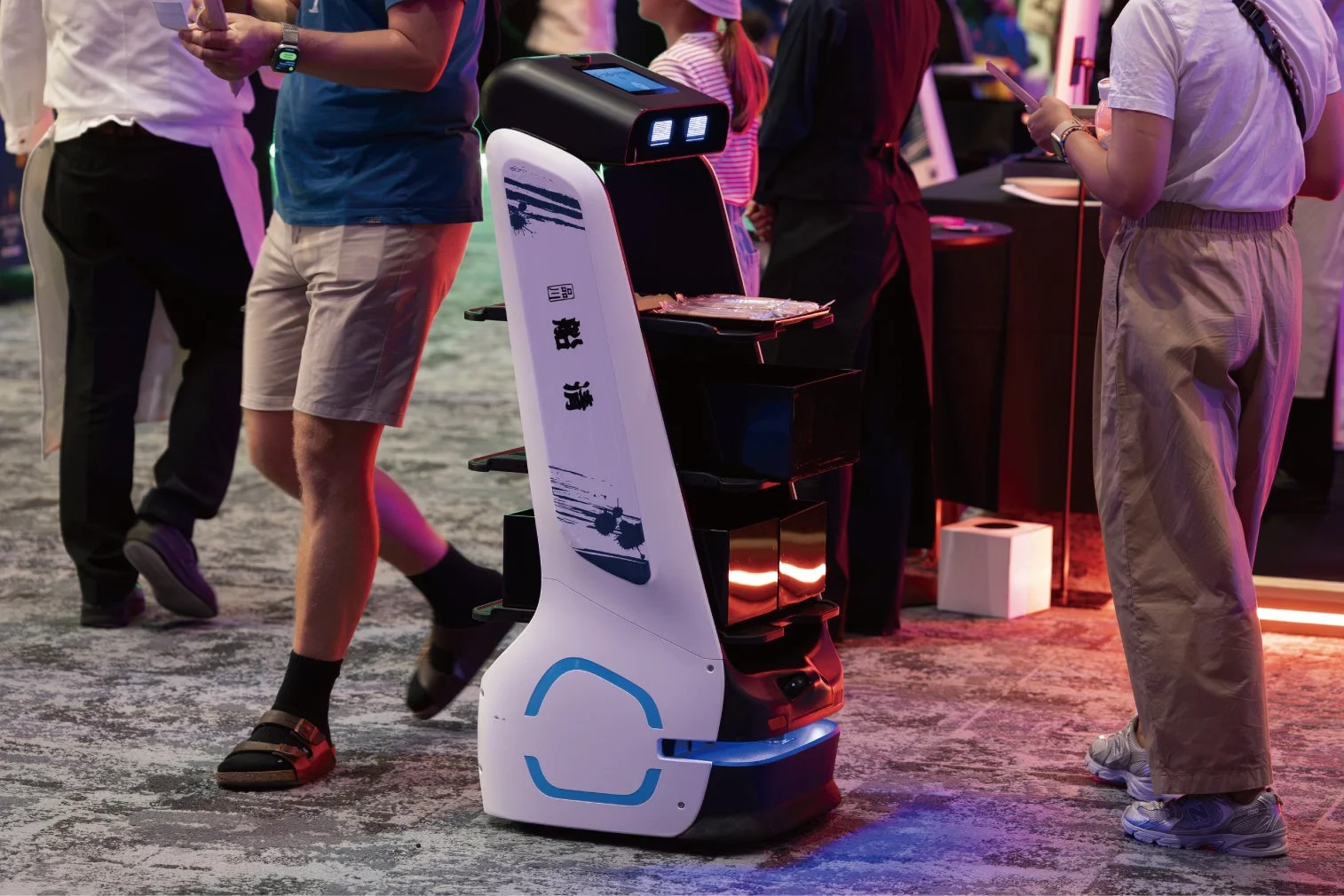 配膳ロボット「Keenbot T5」