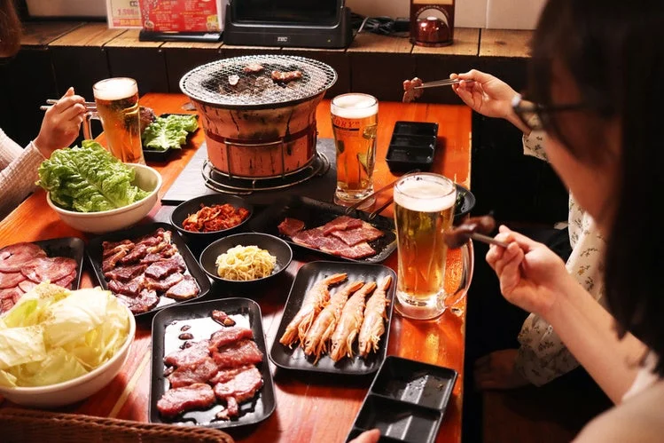 焼肉を楽しむ人々の画像