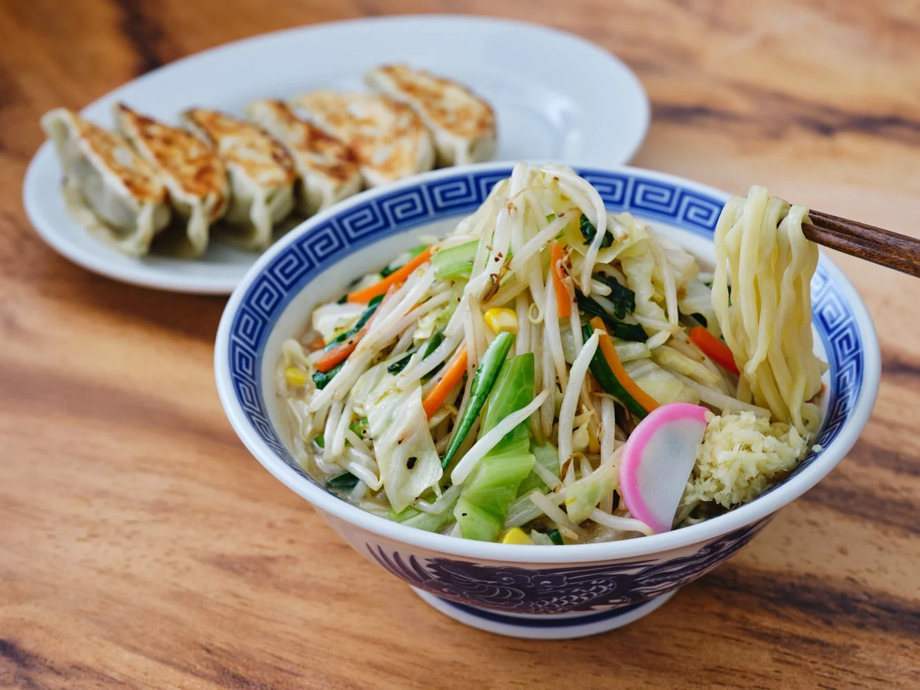 野菜がたっぷりのちゃんぽん麺と焼き餃子