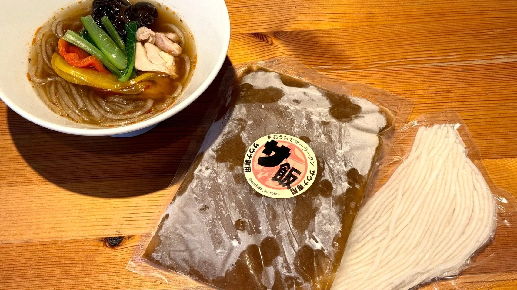 自宅で楽しめるマーラータンの調理済み麺とスープのセット、そして完成した料理