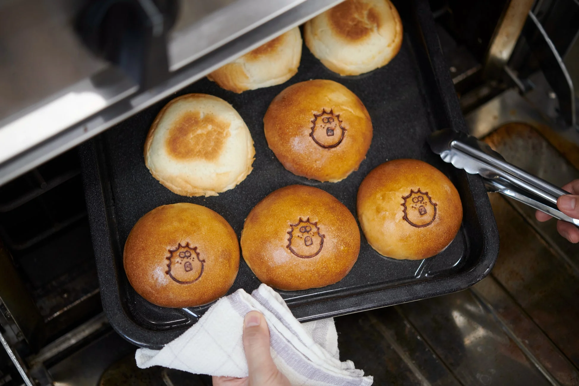 焼き上がったばかりのキャラクターパンとシンプルなパン