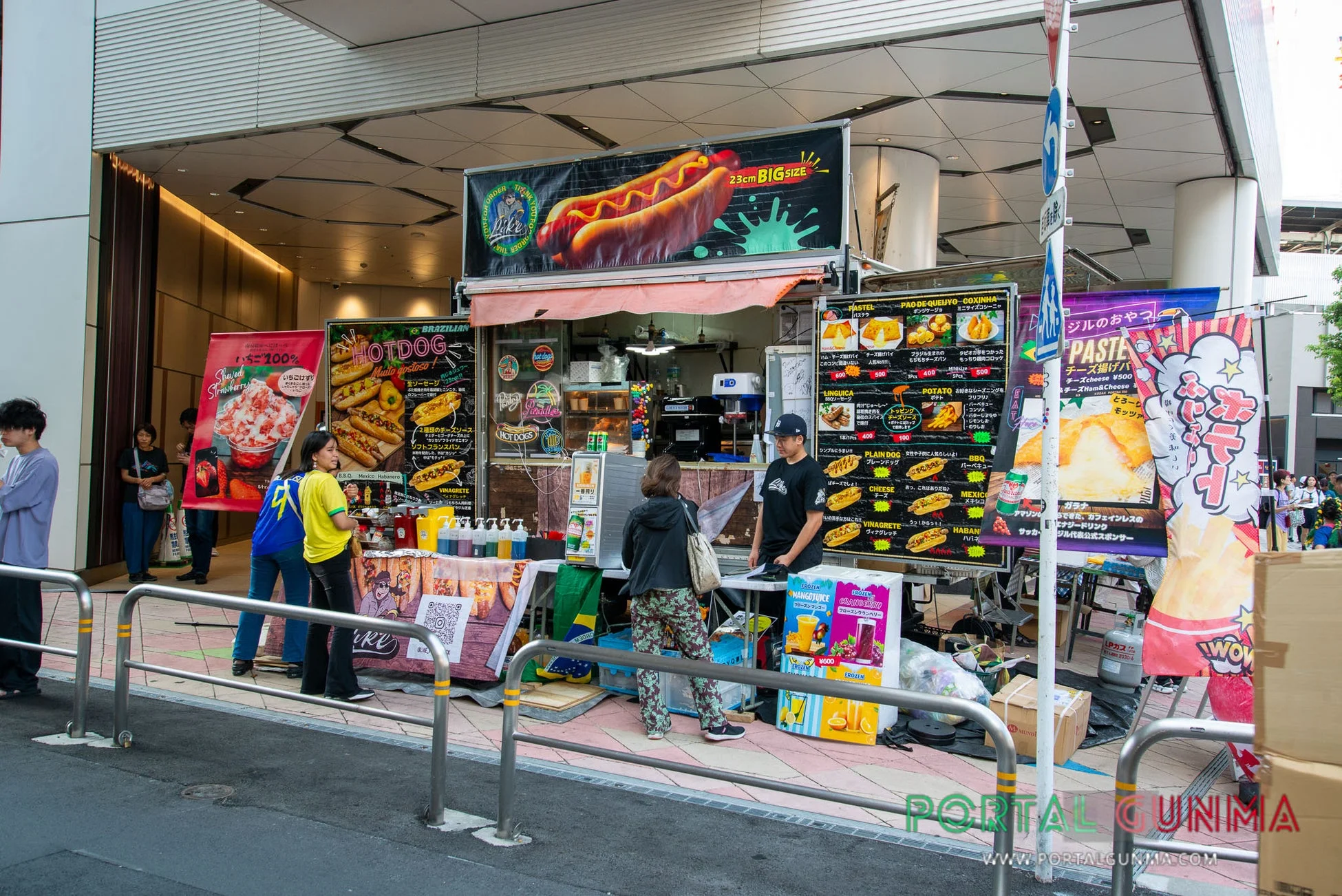 屋外のフードスタンドで、ブラジル風のホットドッグ、かき氷、各種軽食、ドリンクを販売