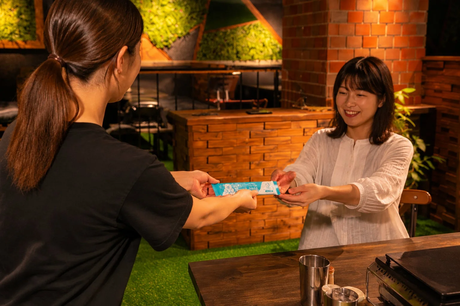 冷やしタオルを受け取るイメージ