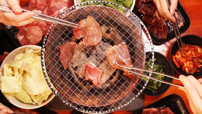 焼肉を囲むテーブルの画像