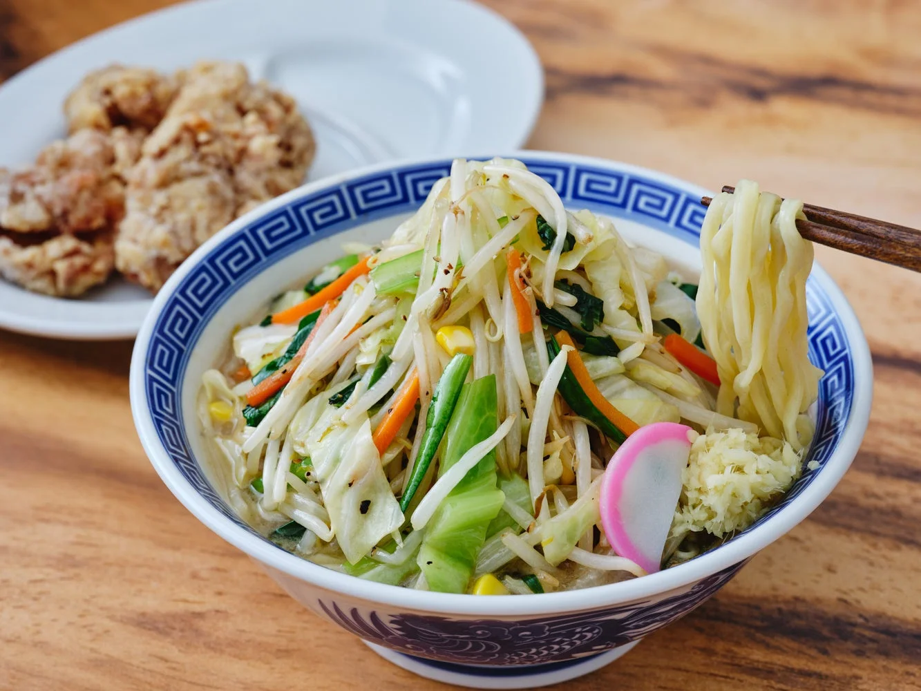 野菜がたっぷり盛られたちゃんぽん麺と唐揚げ
