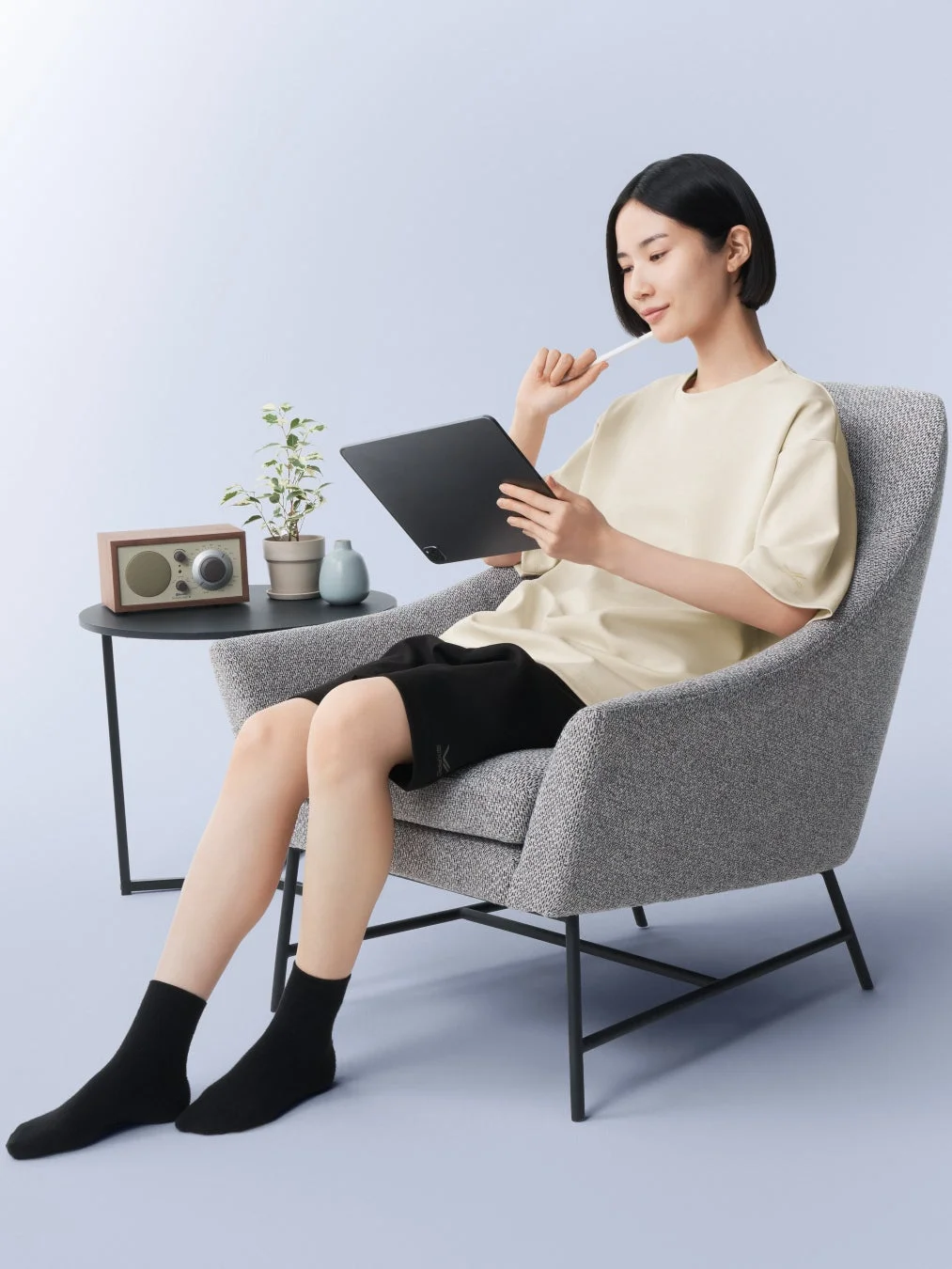 タブレットを使う女性