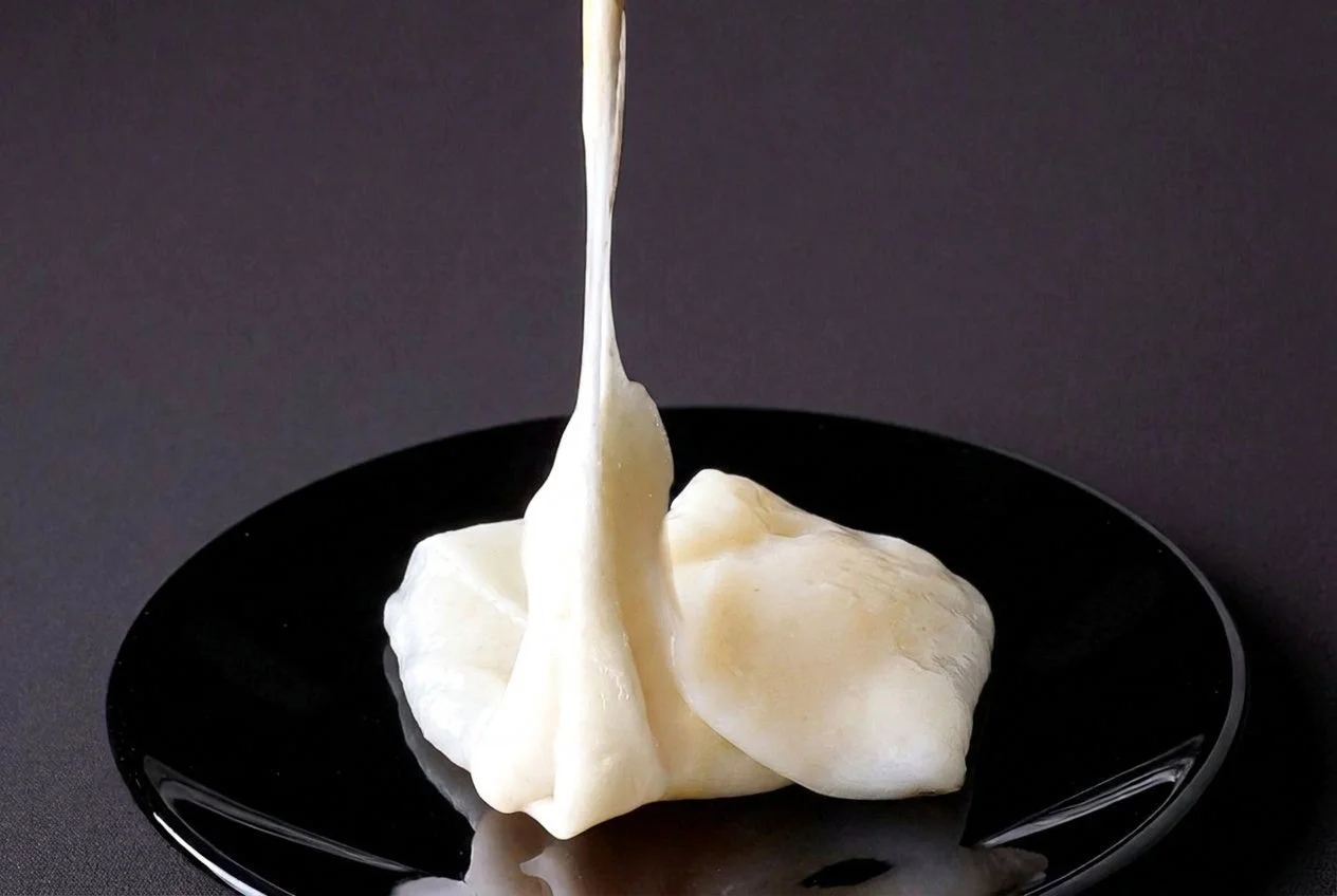 杵つき製法で伸びる餅