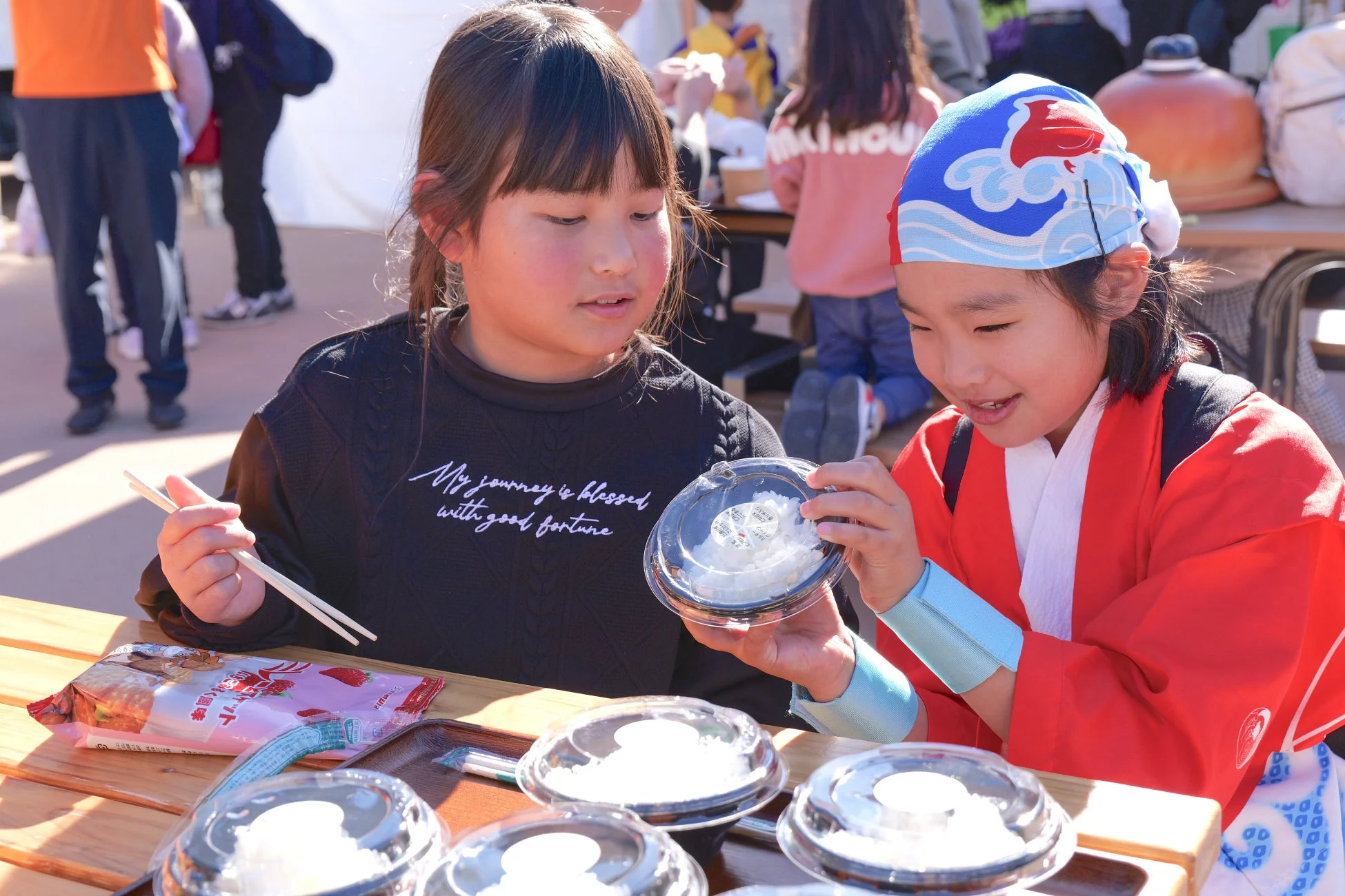 イベントで食べ物を楽しむ子供たち