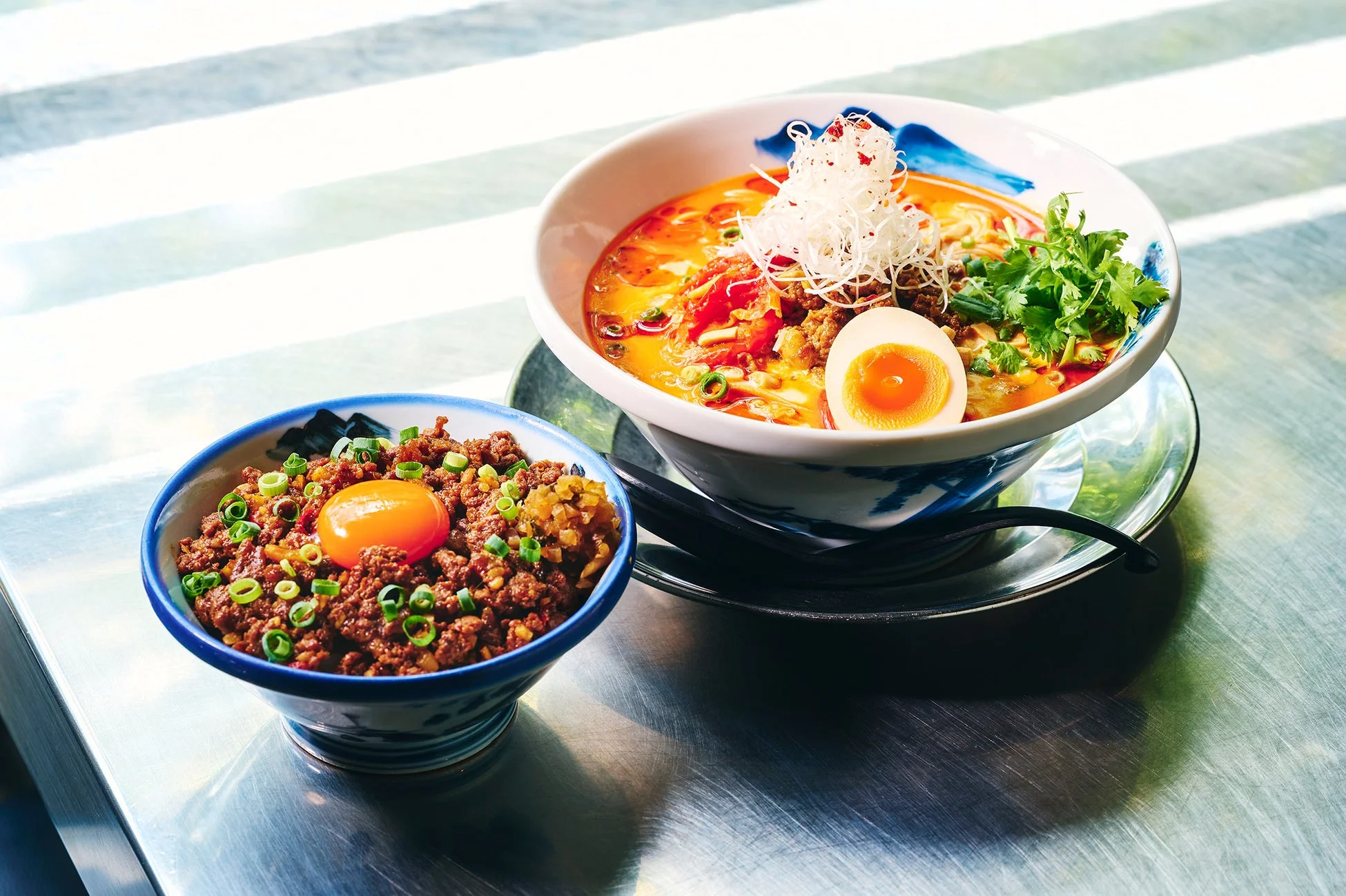 限定メニューのラーメンとご飯セット