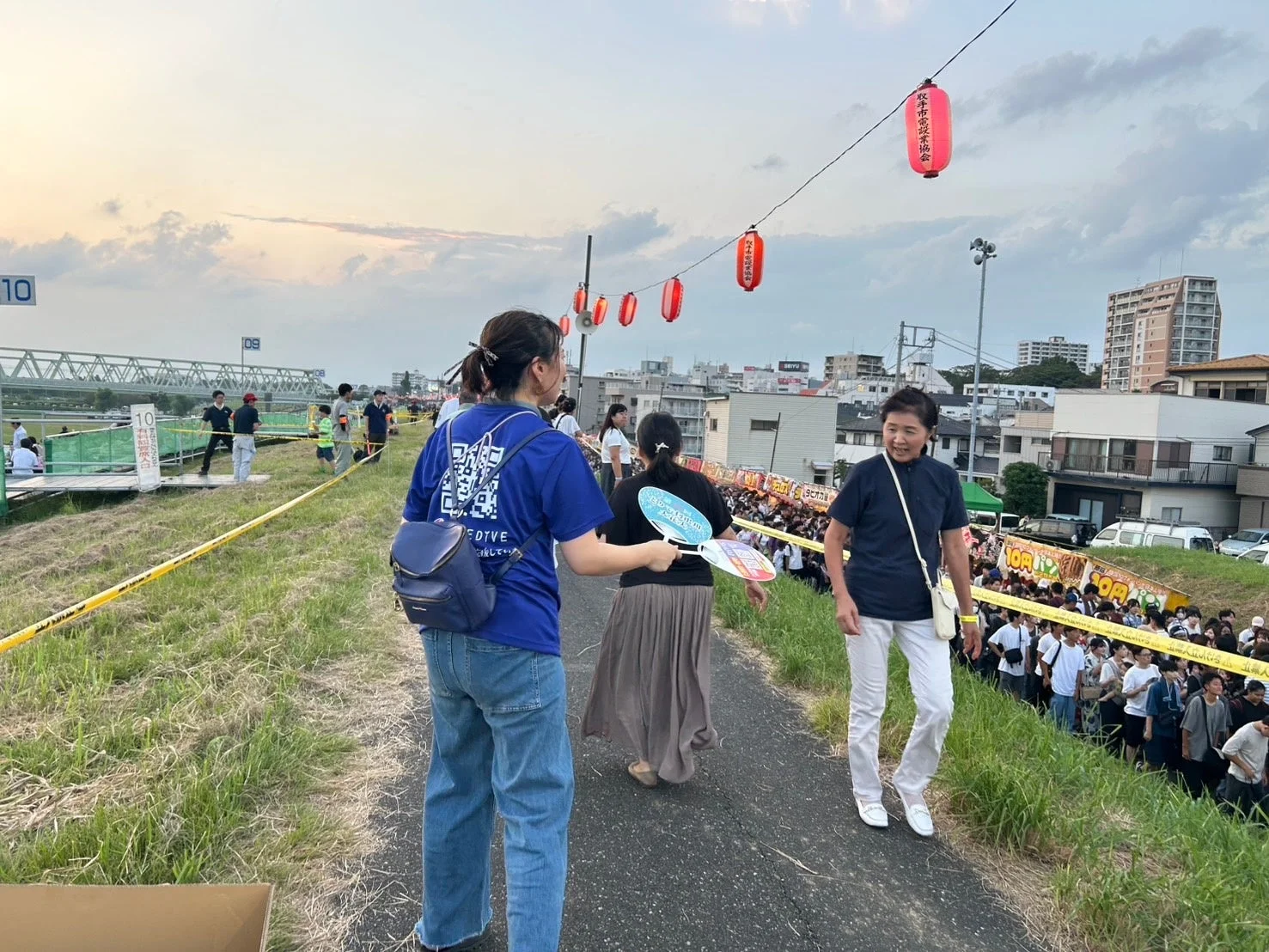 夕暮れ時の祭りの様子