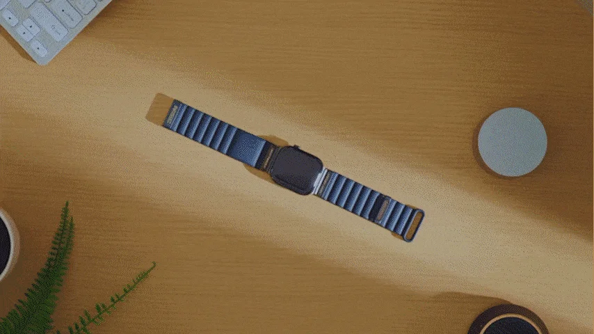 デスクに置かれたスマートウォッチ