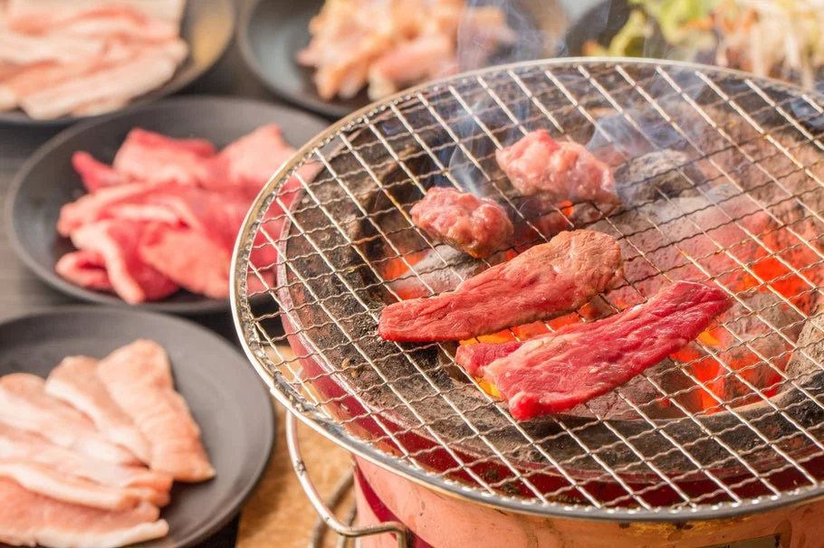 炭火で焼かれる肉の画像
