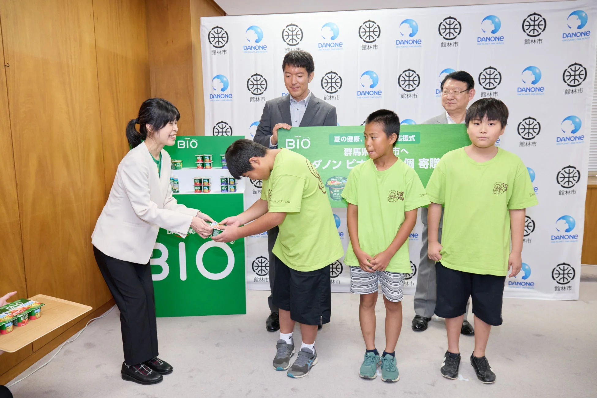 子どもたちにヨーグルトを手渡す様子