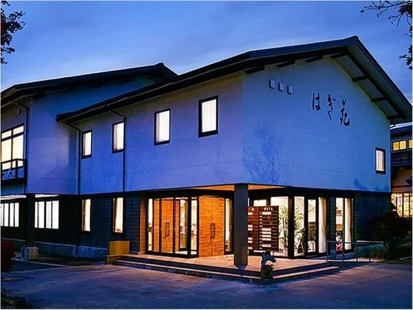 ライトアップされた和風の建物