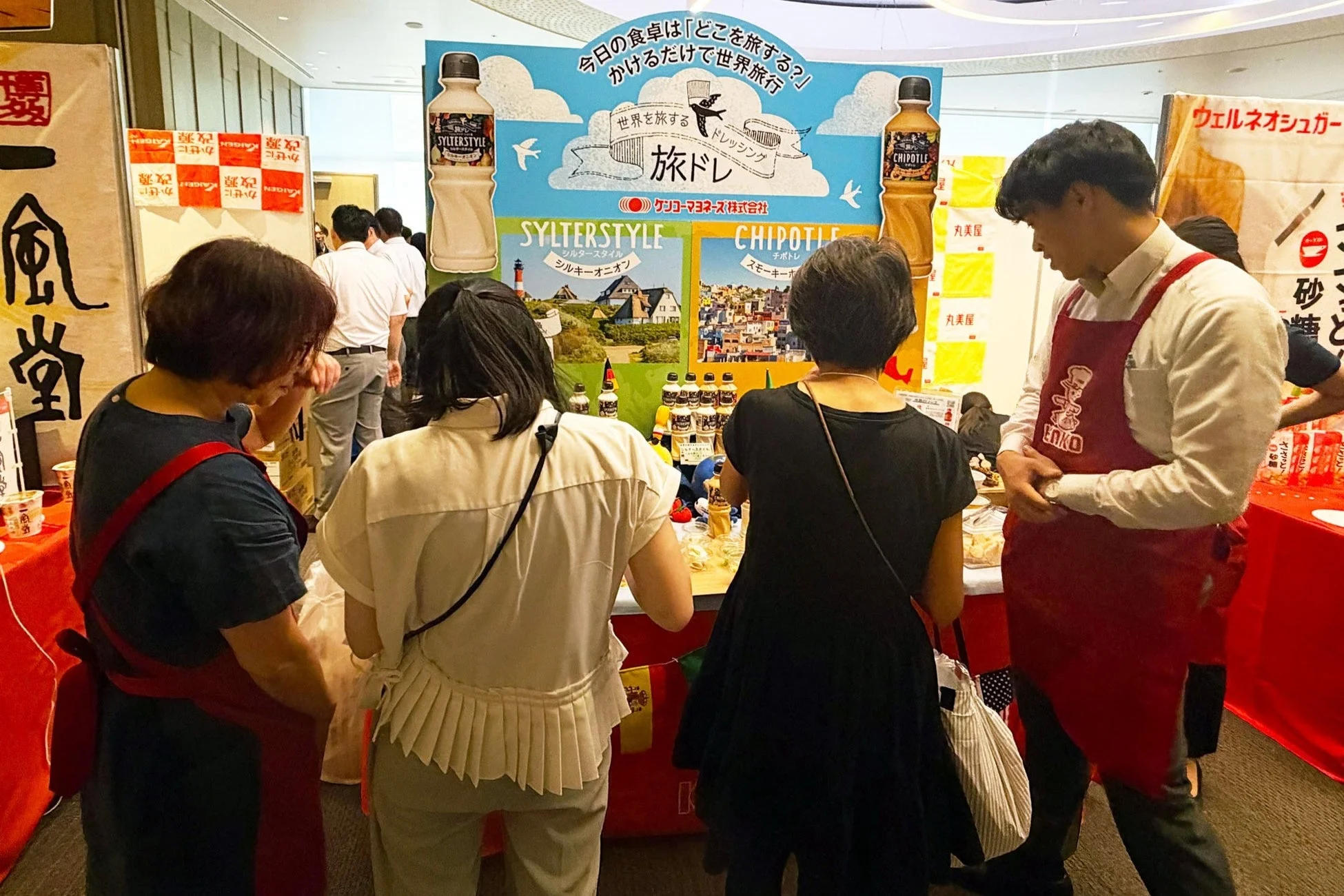 旅ドレのプロモーションイベントで来場者がブースに集まっている様子