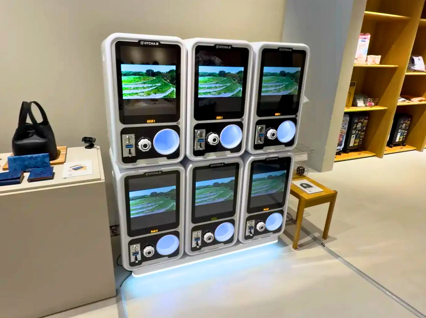 ガチャガチャ、自動販売機、ディスプレイ、インタラクティブ、店内、商品展示、デジタルサイネージ、田園風景、テクノロジー、ショップ