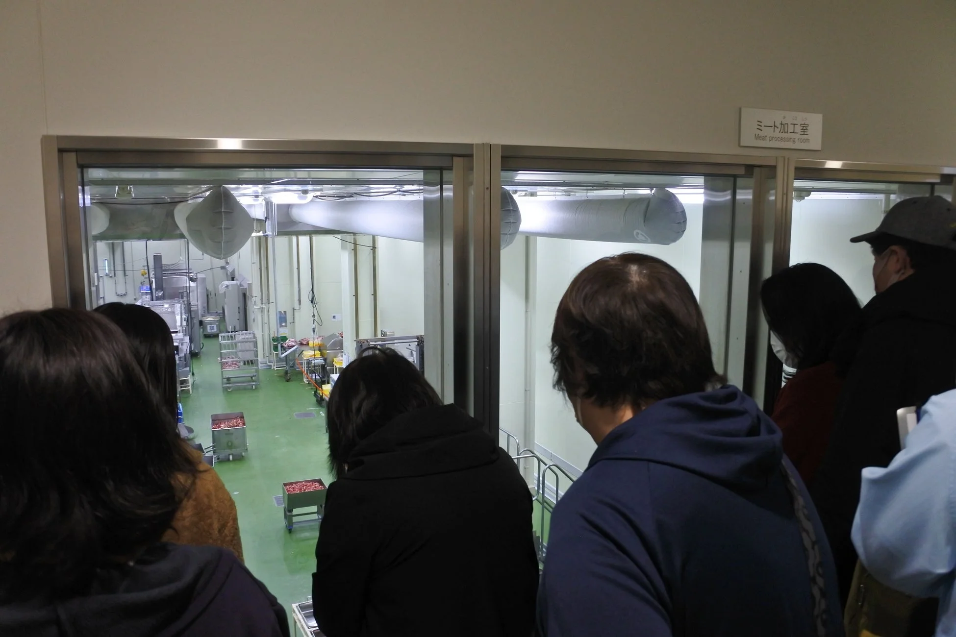 食肉加工室の見学風景