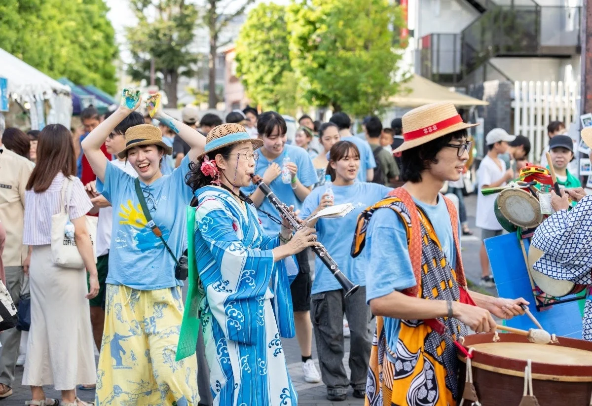 夏祭りのパレード、浴衣の人々