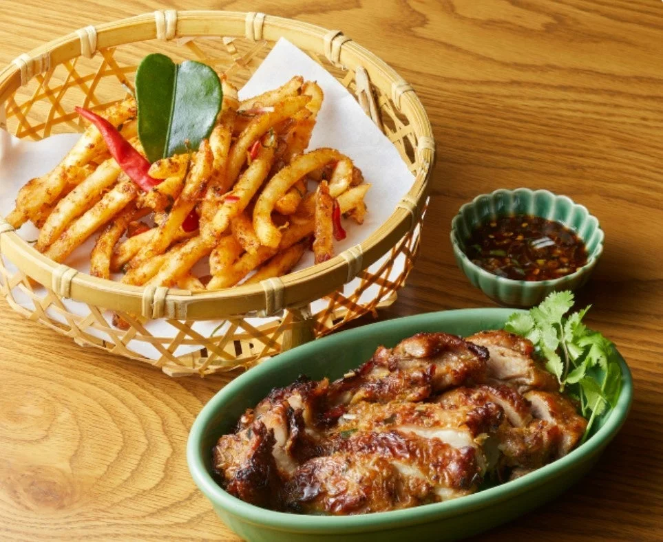 唐辛子とハーブで風味付けされたフライドポテトと、グリルチキンとコリアンダー