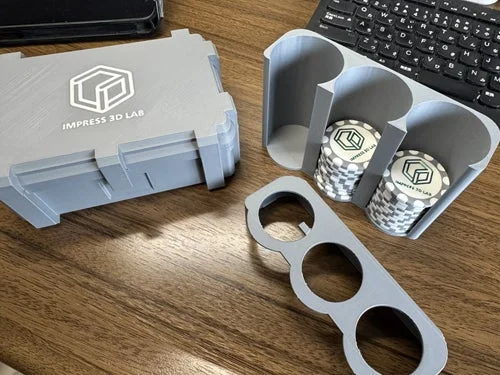 3Dプリント製の収納ボックスとポーカーチップ