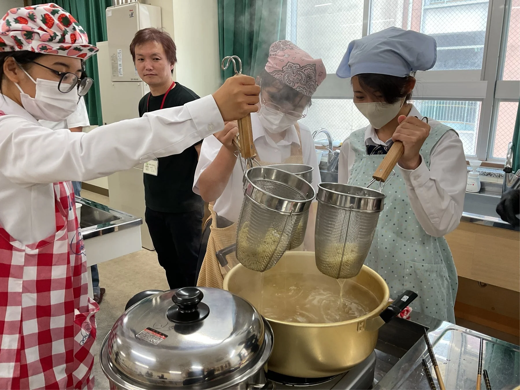 麺を茹でる調理実習