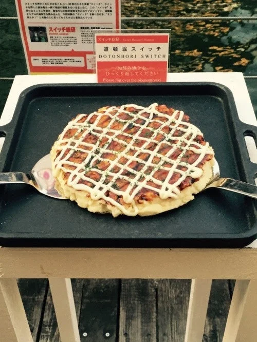 道頓堀のお好み焼きとスイッチの看板