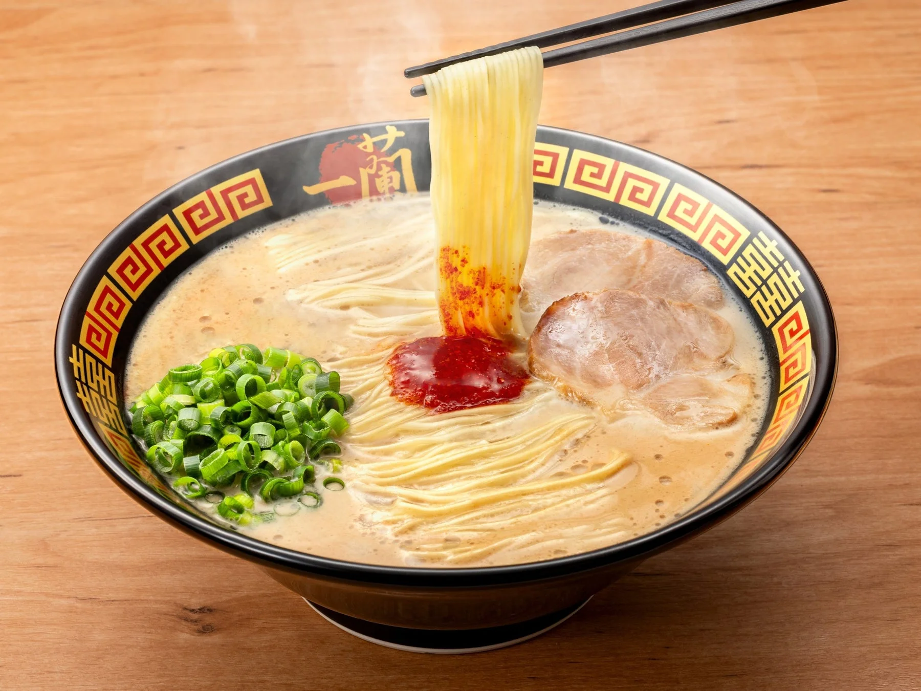 湯気が立ち上る熱々の豚骨ラーメン